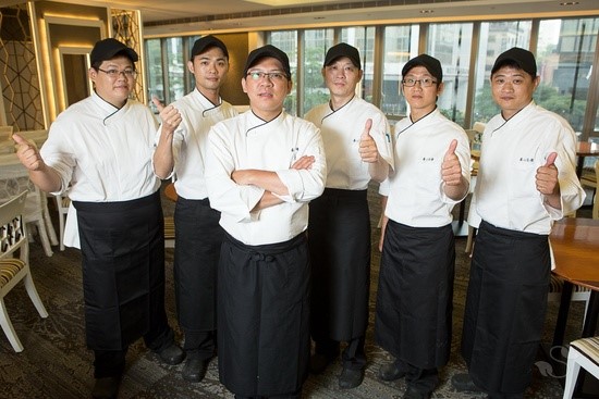 養心茶樓網羅五星級飯店經驗的廚師陣容，以精湛的廚藝與手工創意，重現經典素菜